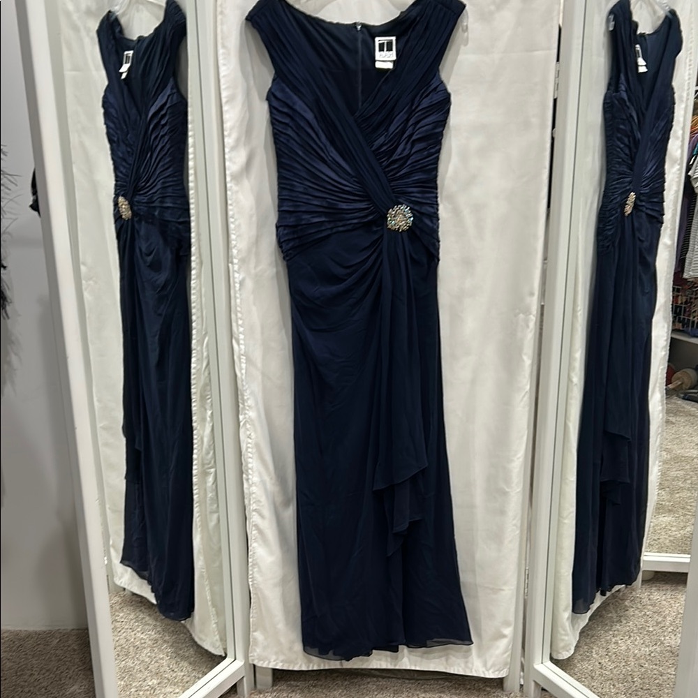 Tadashi sz8 navy evening gown